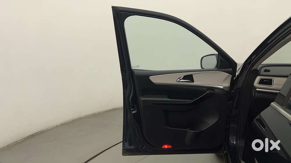 Mahindra Xuv700 2.0 Ax 7 Petrol At Str, 2021, Petrol