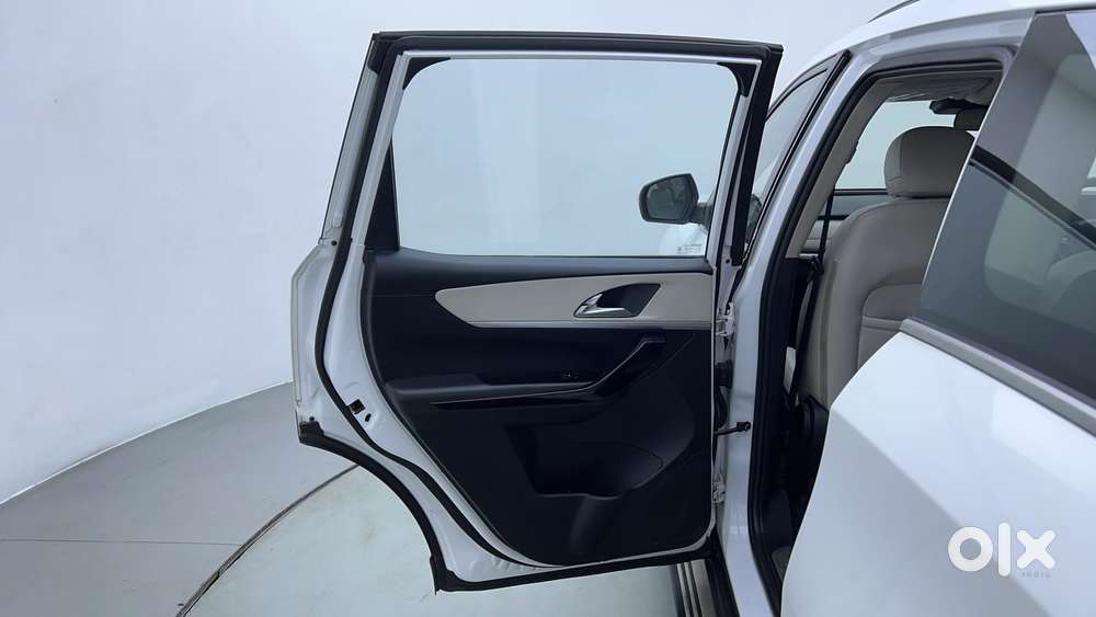 Mahindra Xuv700 2.0 Ax 7 Petrol At Str, 2022, Petrol