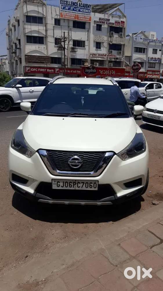 Nissankicks Xv Premium Cvt Petrol White Top Model  Well Maintained
