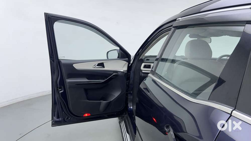 Mahindra Xuv700 2.0 Ax 7 Petrol At Str, 2022, Petrol