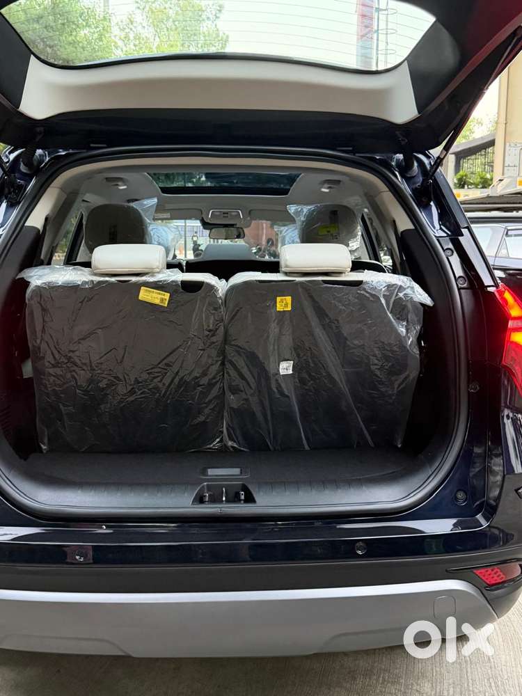 Mahindra Xuv700 Ax7 Luxury Pack Awd, 2025, Petrol