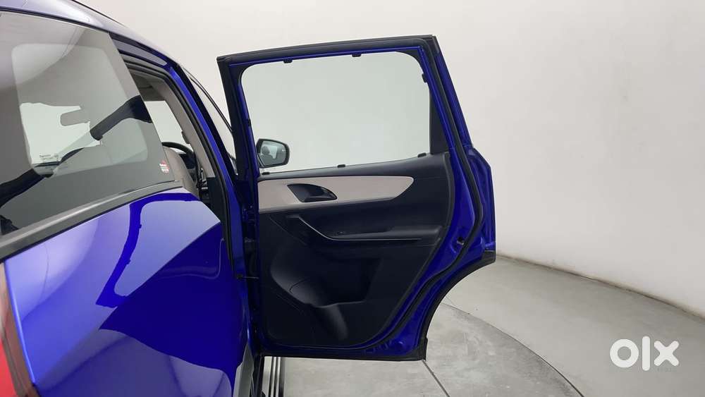 Mahindra Xuv700 2.0 Ax 5 Petrol At Str, 2022, Petrol