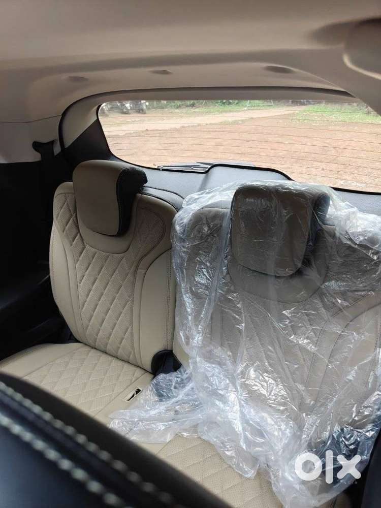 Mahindra Xuv700 2.0 Ax 5 Petrol Mt 7 Str, 2025, Petrol