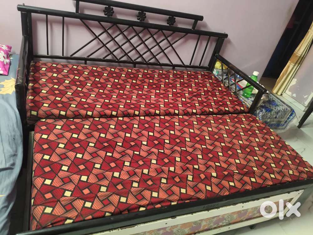 Sofa for sale ,4 year old,mettalic
