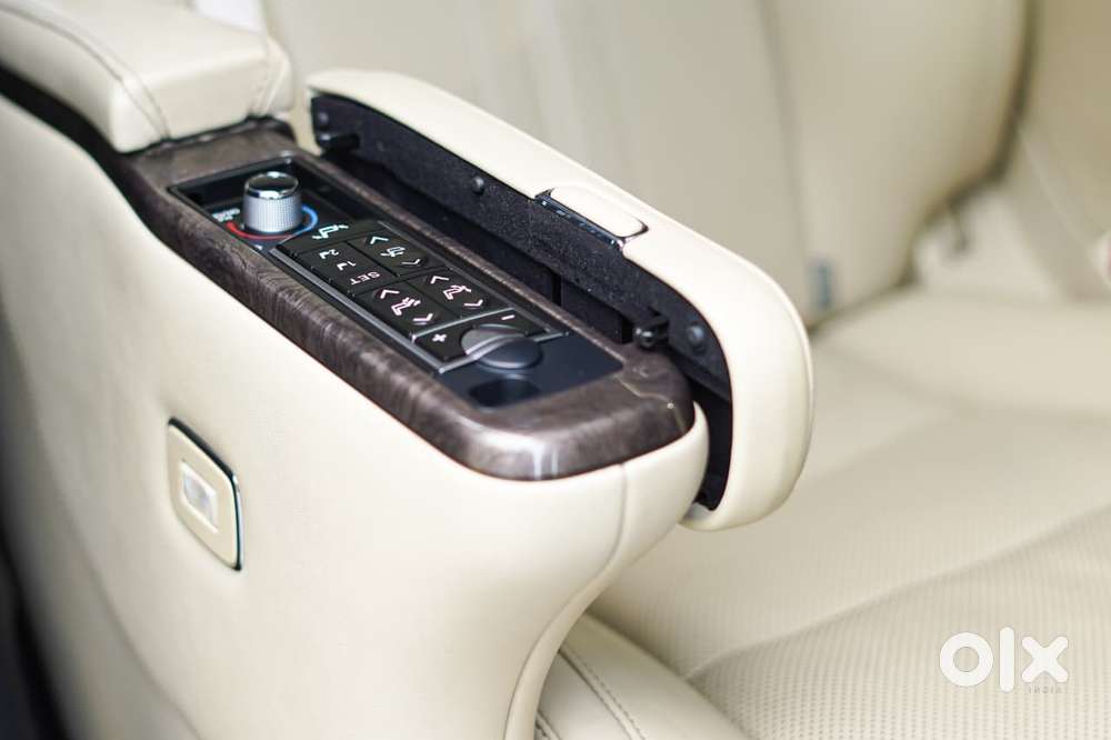 Toyota Vellfire 2.5 Executive Lounge, 2023, Petrol