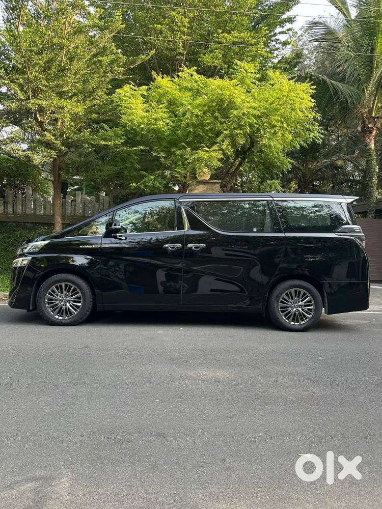 Toyota Vellfire 2.5 Executive Lounge, 2023, Petrol