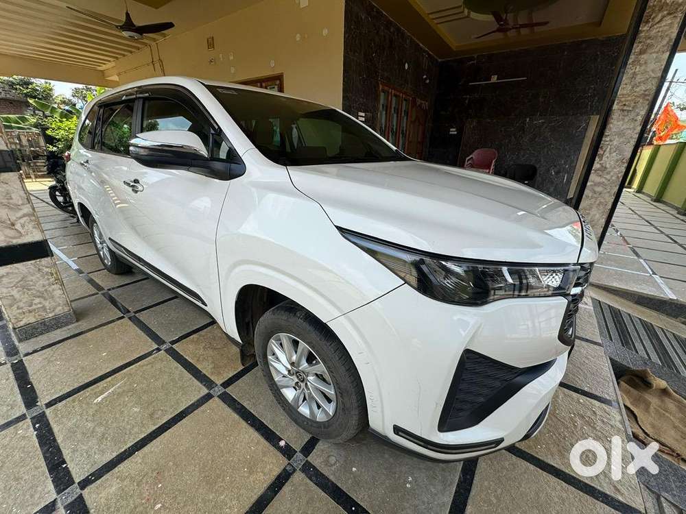 Toyota Innova Hycross Petrol Well Maintained