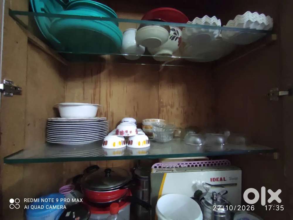 Showcase displaying glass plates