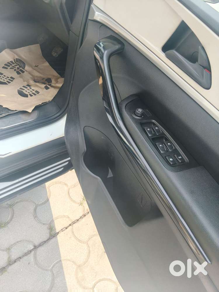Mahindra Xuv700 2.0 Ax 5 Petrol Mt Str, 2022, Petrol