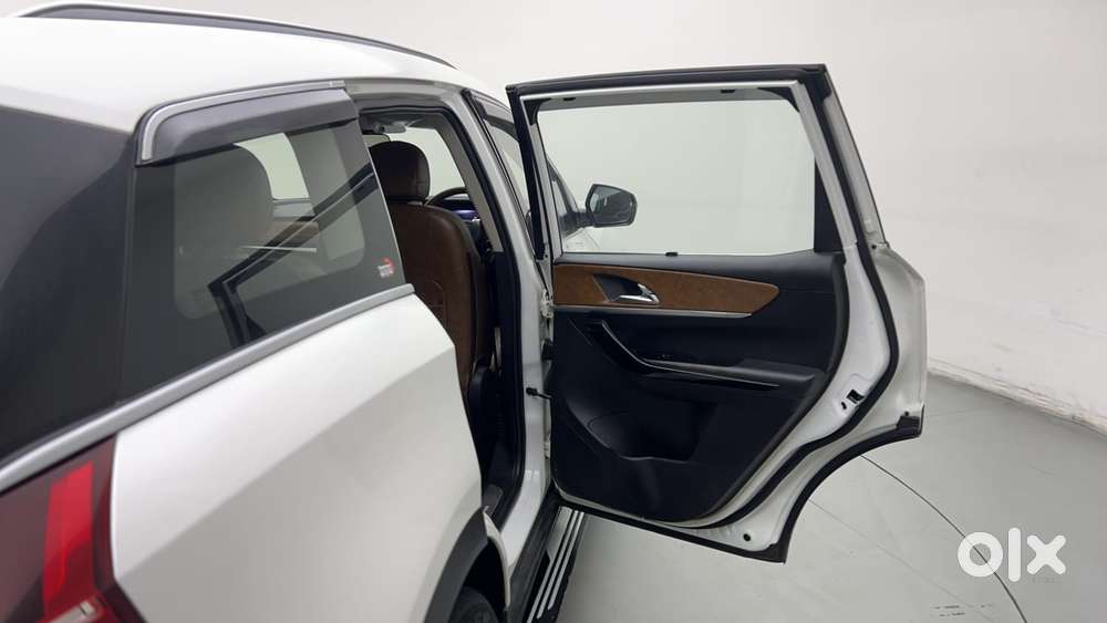 Mahindra Xuv700 2.0 Ax 7 Petrol At Luxury Pack Str, 2021, Petrol