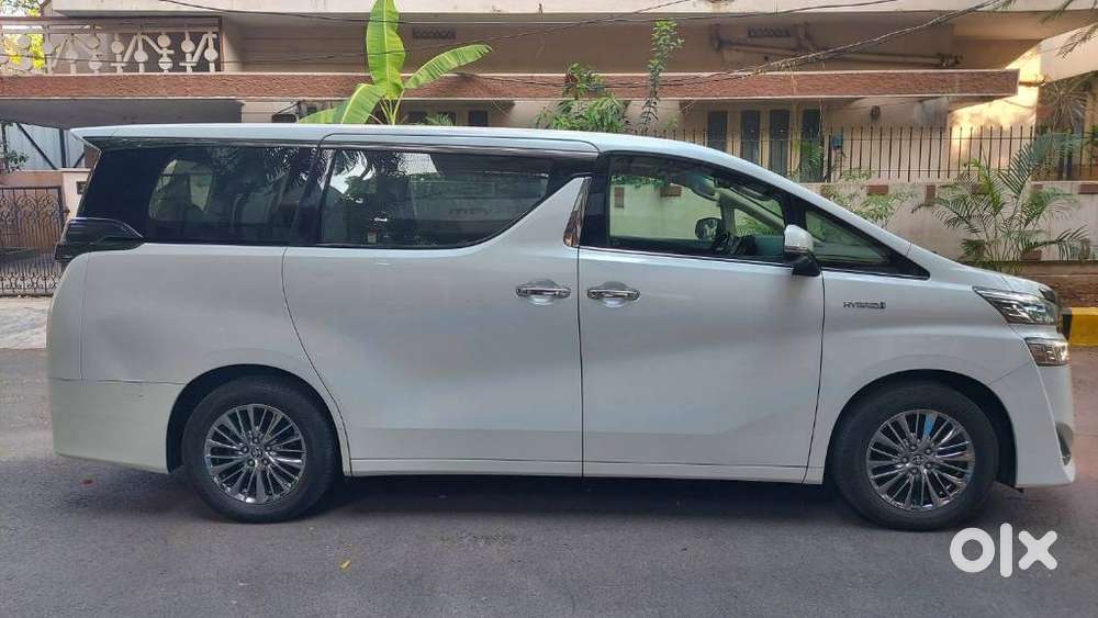 Toyota Vellfire 2.5 Executive Lounge, 2023, Cng & Hybrids