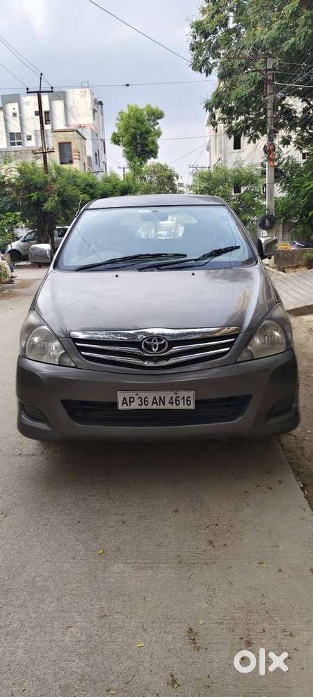 Toyota Innova 2.5 V Diesel 8-seater, 2011, Diesel