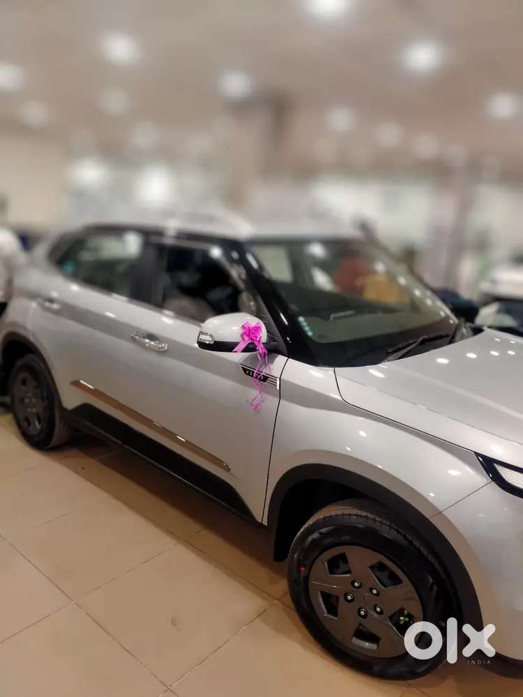 Hyundai Venue 2024 Petrol 13500 Km Driven
