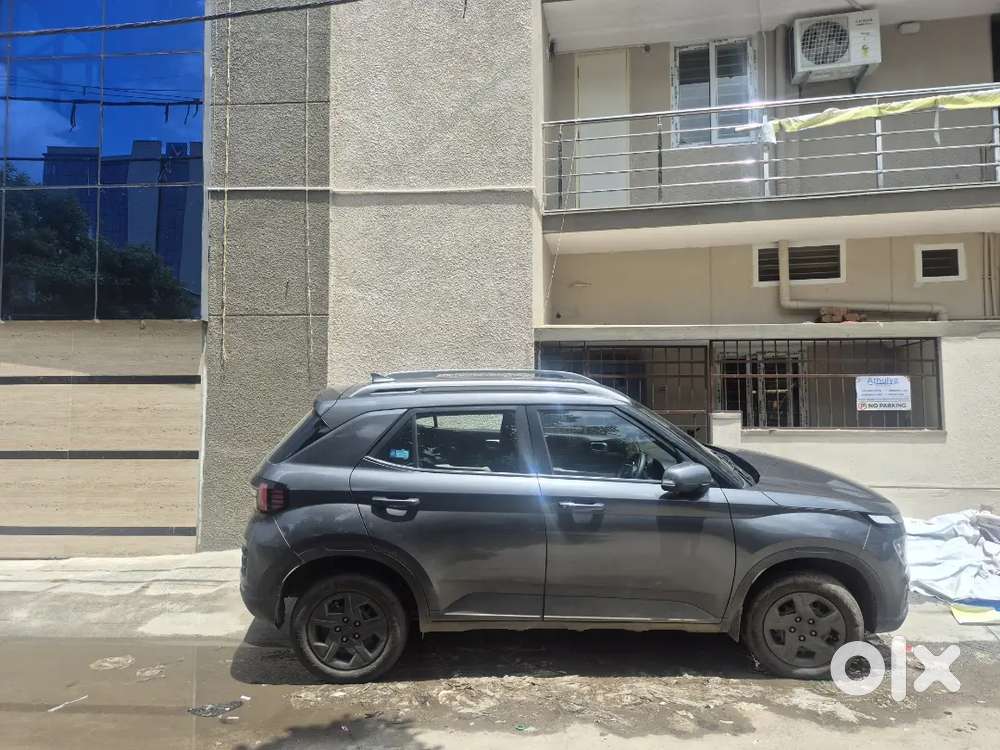 Hyundai Venue 2024 Petrol Well Maintained