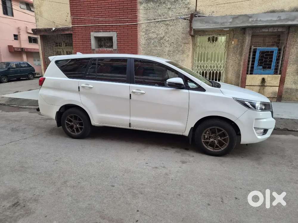 Toyota Innova Crysta G Model 8 Seater White Colour