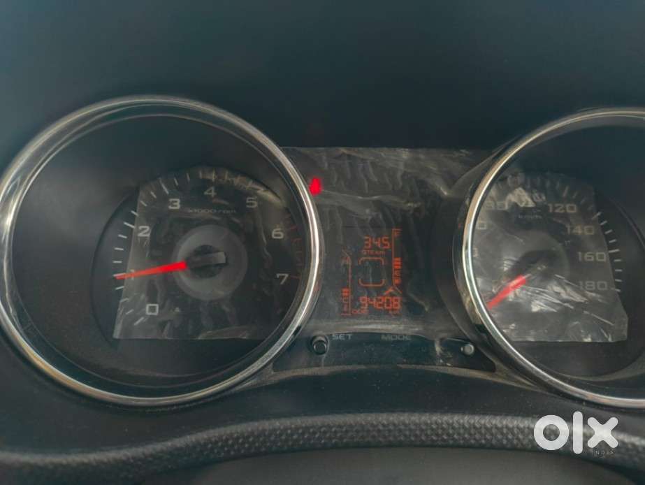 Mahindra Tuv 300 T8, 2016, Petrol