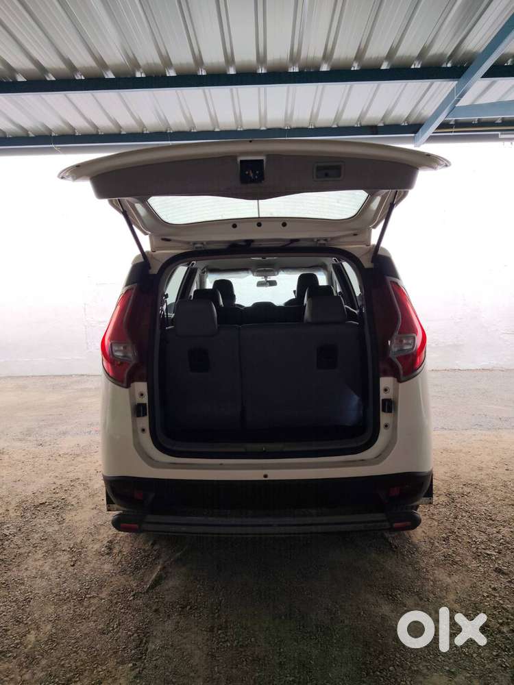 Mahindra Marazzo M6 2019 (pearl White)