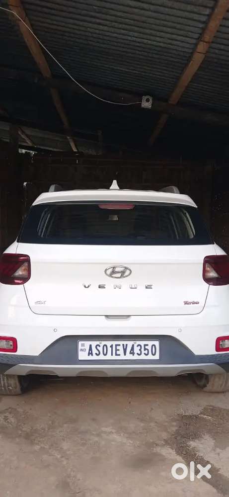 Hyundai Venue 2021 Petrol 72000 Km Driven, Well Maintained.