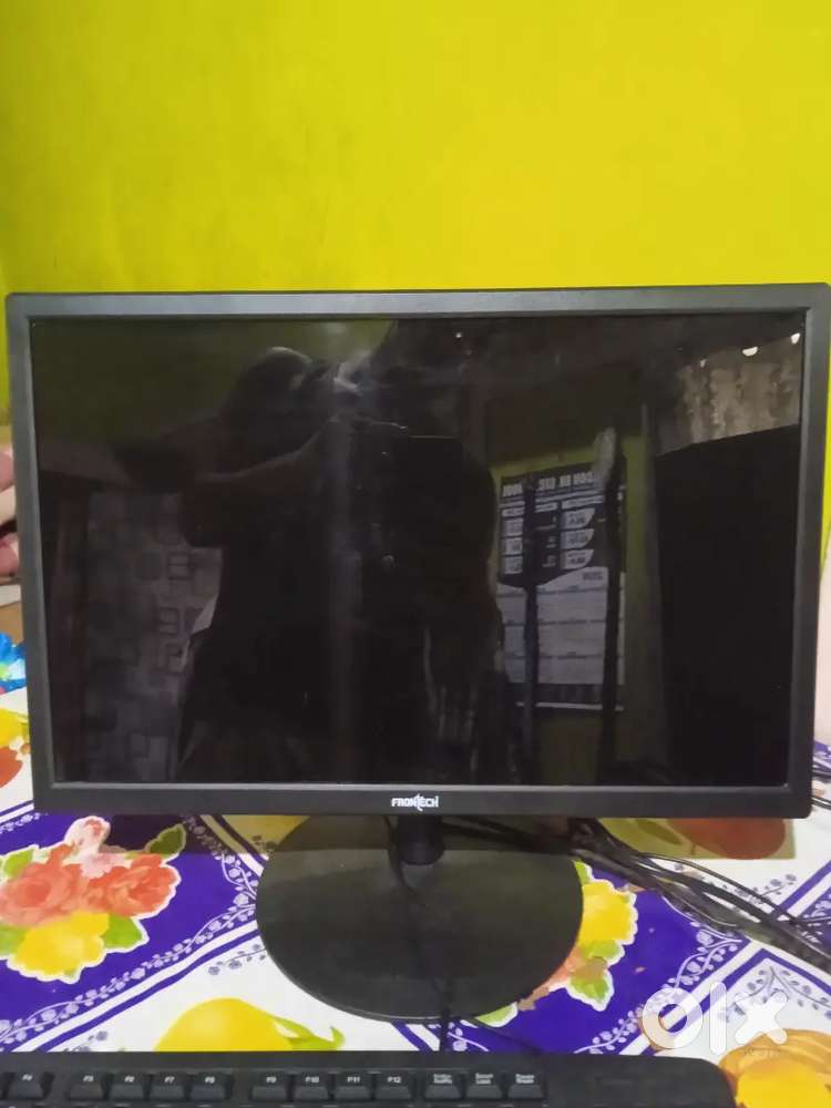 I am selling computer set because I want MacBook