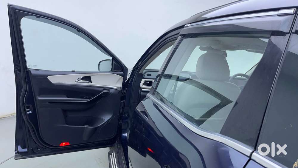 Mahindra Xuv700 2.0 Ax 7 Petrol At Luxury Pack Str, 2024, Petrol