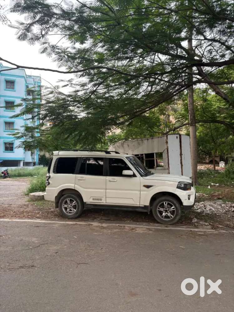 Mahindra Scorpio 2015 Petrol 150000 Km Driven