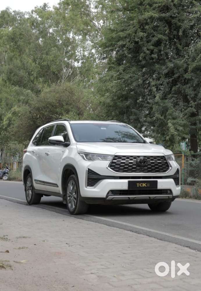 Toyota Innova Hycross 2.0 Zx (o) Hybrid 7 Str, 2025