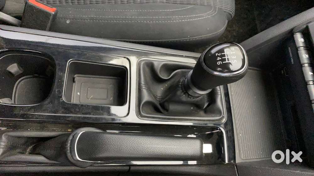 Mahindra Xuv700 2.0 Ax 5 Petrol Mt Str, 2023, Petrol