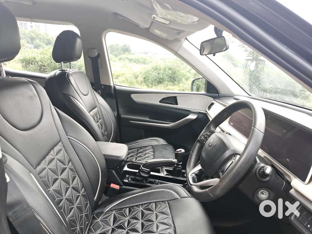 Mahindra Xuv700 2.0 Ax 3 Petrol At 5 Str, 2022, Petrol