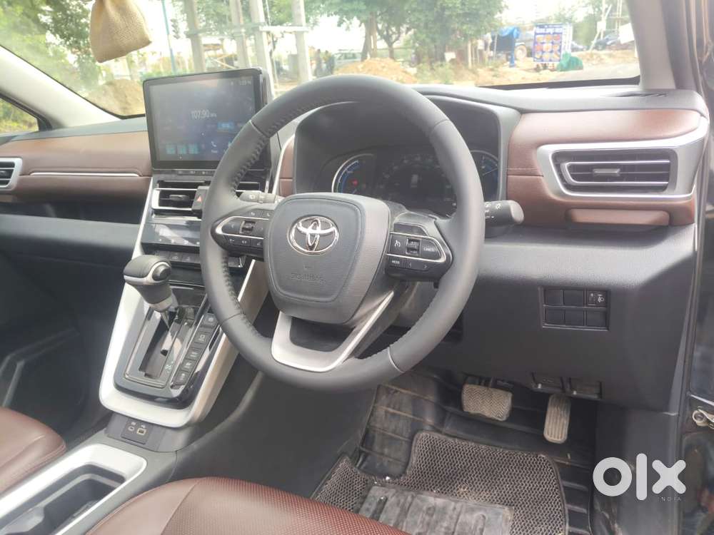 Toyota Innova Hycross 2.0 Vx (o) Hybrid 7 Str, 2025, Petrol