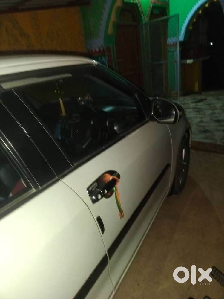 आल वेलमेन्टनेन्स कार है, रात का खींचा हुआ फोटो है