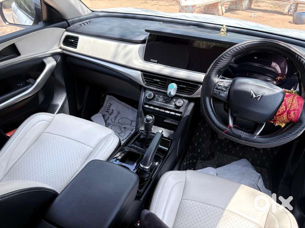 Mahindra Xuv700 2.0 Ax 3 Petrol Mt 5 Str, 2023, Petrol