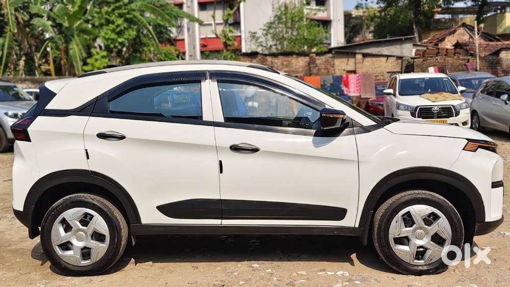 Tata Nexon Smart Plus1.2 Revotron Petrol 5 Mt, 2024, Petrol