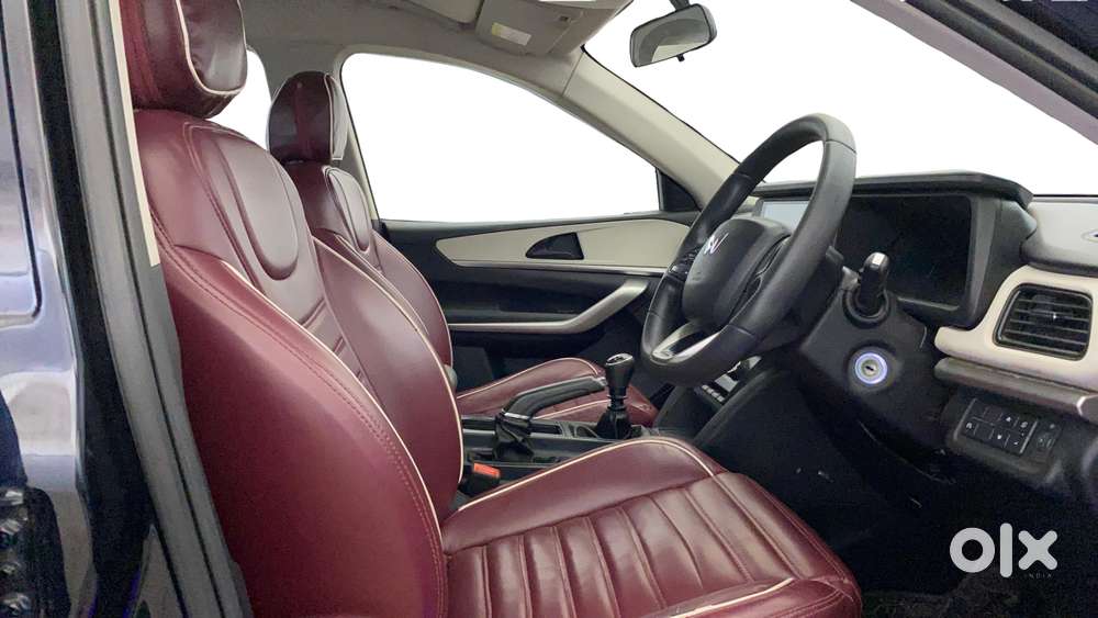 Mahindra Xuv700 2.0 Mx Petrol Mt 5 Str, 2023, Petrol