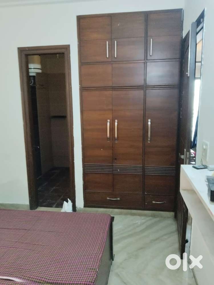 Prime location 1 kanal 3bhk servant room with lift newly built