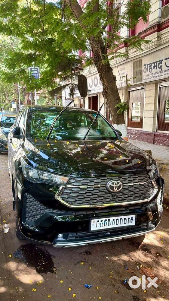 Toyota Innova Hycross 2025 Petrol Well Maintained