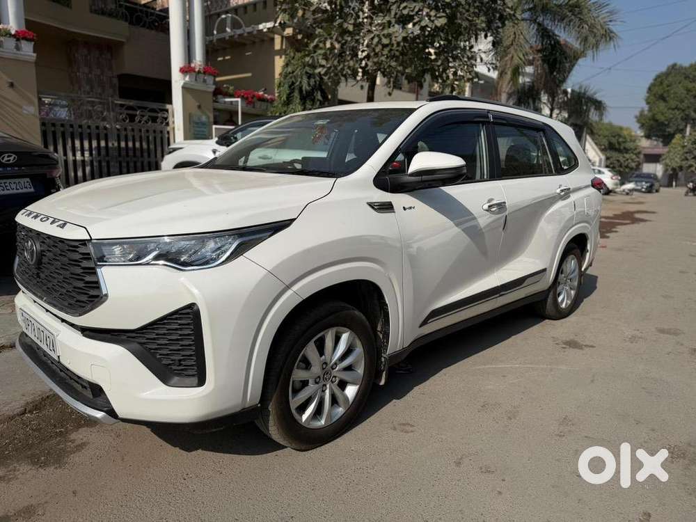 Toyota Innova Hycross 2025