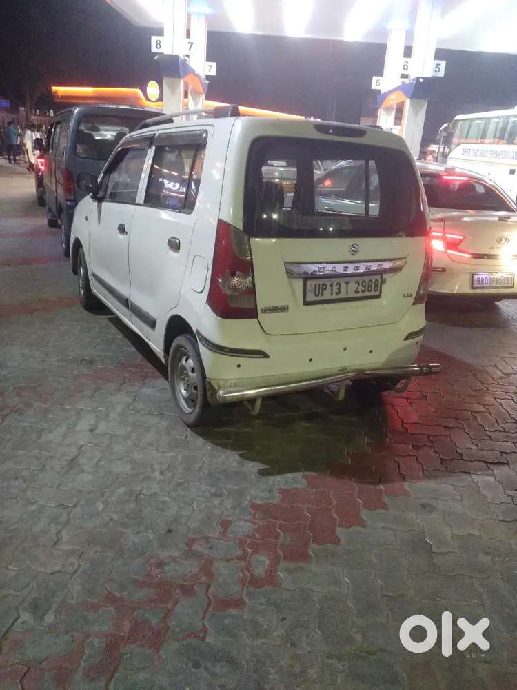 चारों टायर नए, बैटरी नई, पेट्रोल में 20 , Cng में 30 + का माइलेज है
