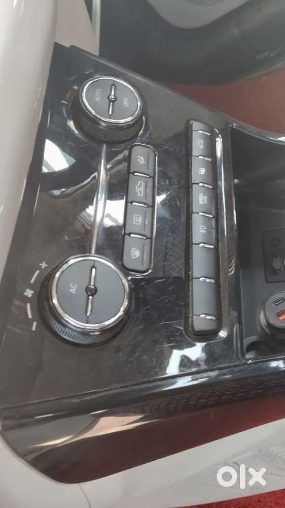 Sunroof, Keyless Start. Dualtone, Alloywheel, ಆಟೋಮ್ಯಾಟಿಕ್ Ac