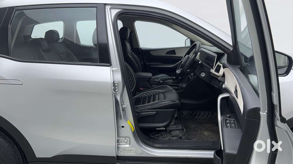 Mahindra Xuv700 2.0 Ax 3 Petrol At 5 Str, 2022, Petrol