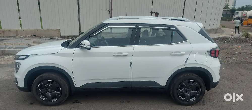 Hyundai Venue 2023 Petrol 18400 Km Driven