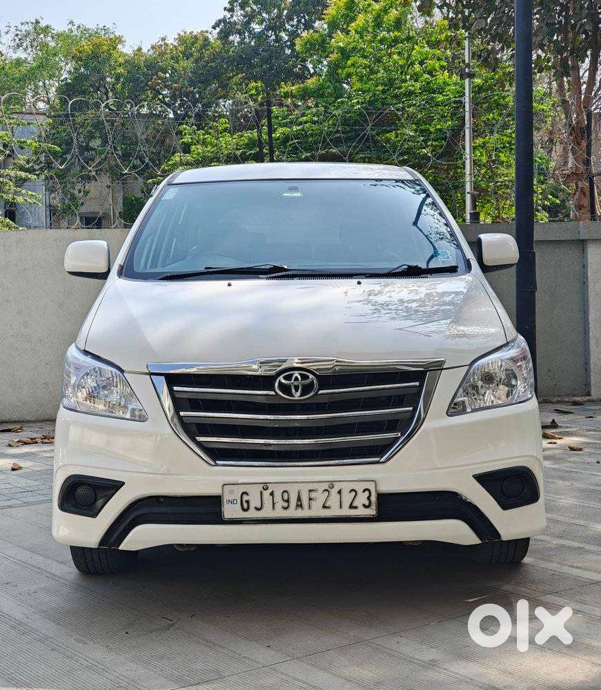 Toyota Innova 2.5 G (diesel) 8 Seater Bs Iv, 2015, Cng & Hybrids