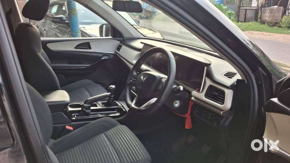 Mahindra Xuv700 2.0 Ax 5 Petrol Mt 7 Str, 2022, Petrol