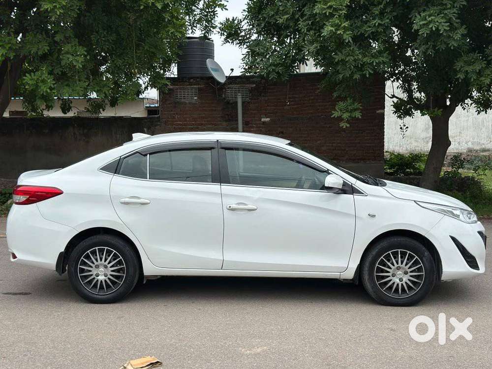 Toyota Yaris J Cvt, 2019, Petrol