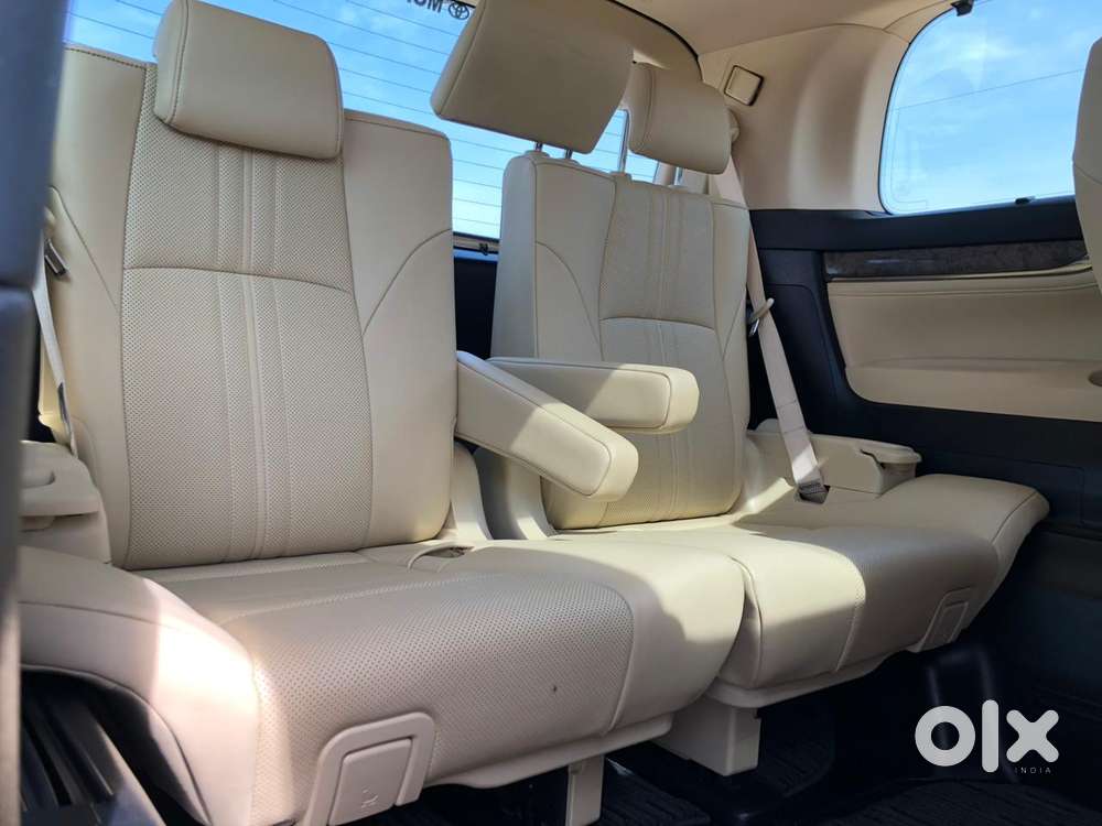 Toyota Vellfire 2.5 Executive Lounge, 2023, Cng & Hybrids