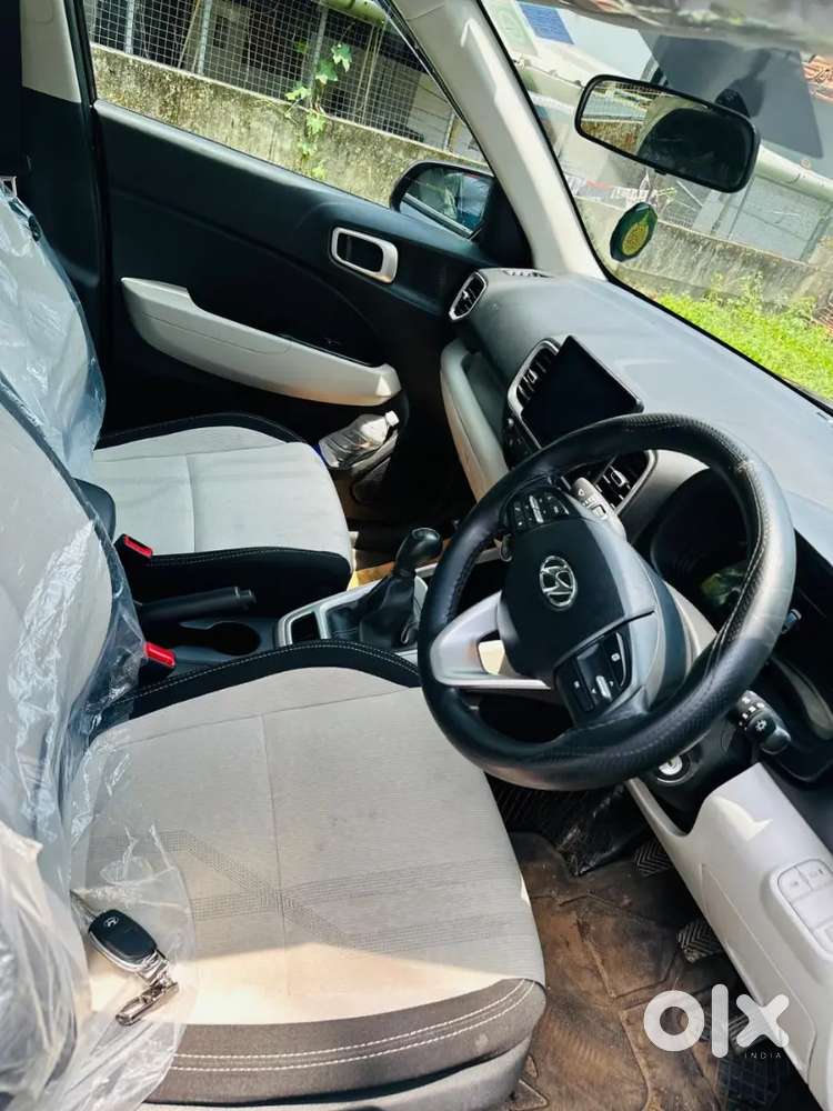 Hyundai Venue 2024 Petrol 7371 Km Driven