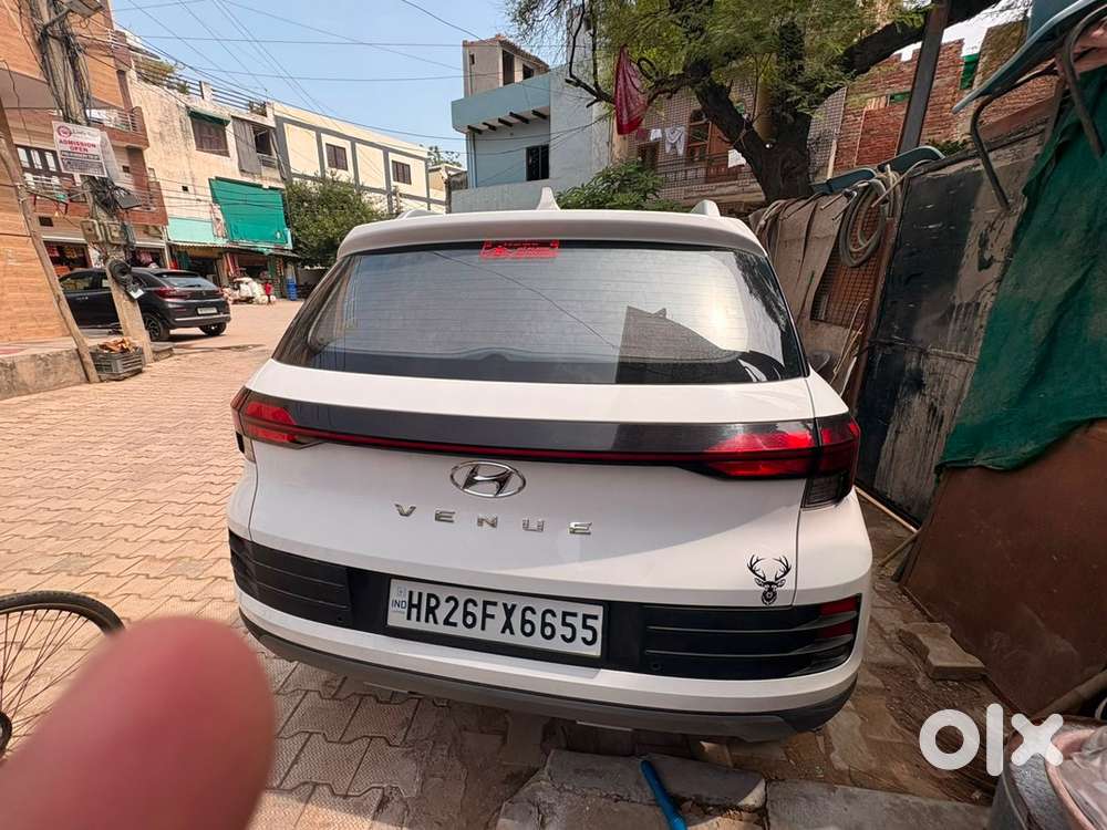 Hyundai Venue 2025 Petrol Well Maintained