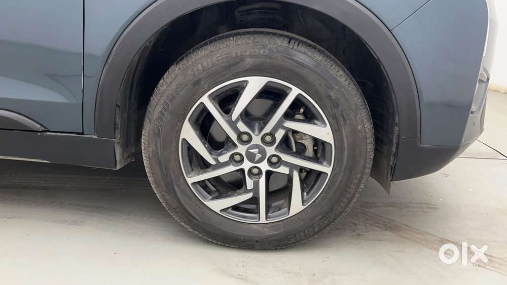 Mahindra Xuv300 1.2 W8 (o) Amt Petrol, 2024, Petrol