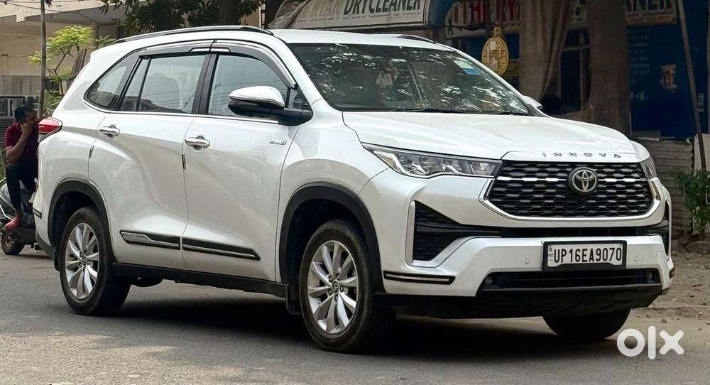 Toyota Innova Hycross