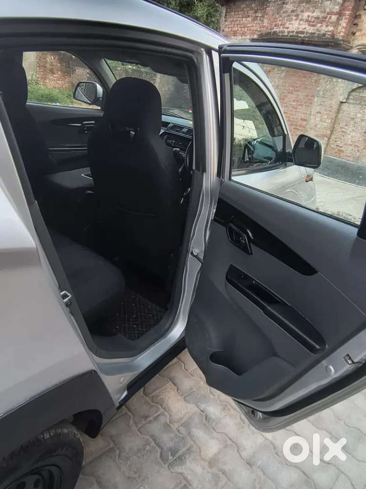 New Mahindra Kuv 100