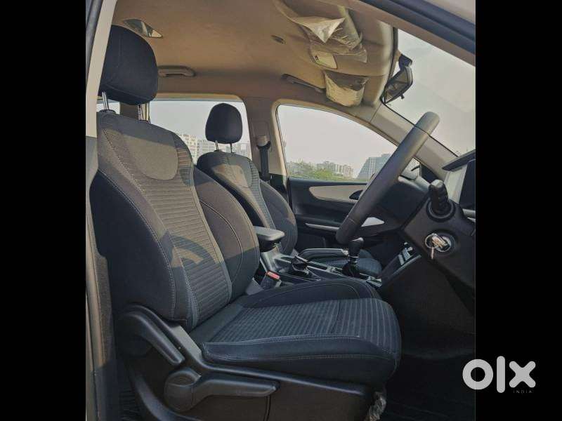 Mahindra Xuv700 Mx Diesel Mt 5 Str (e), 2023, Diesel